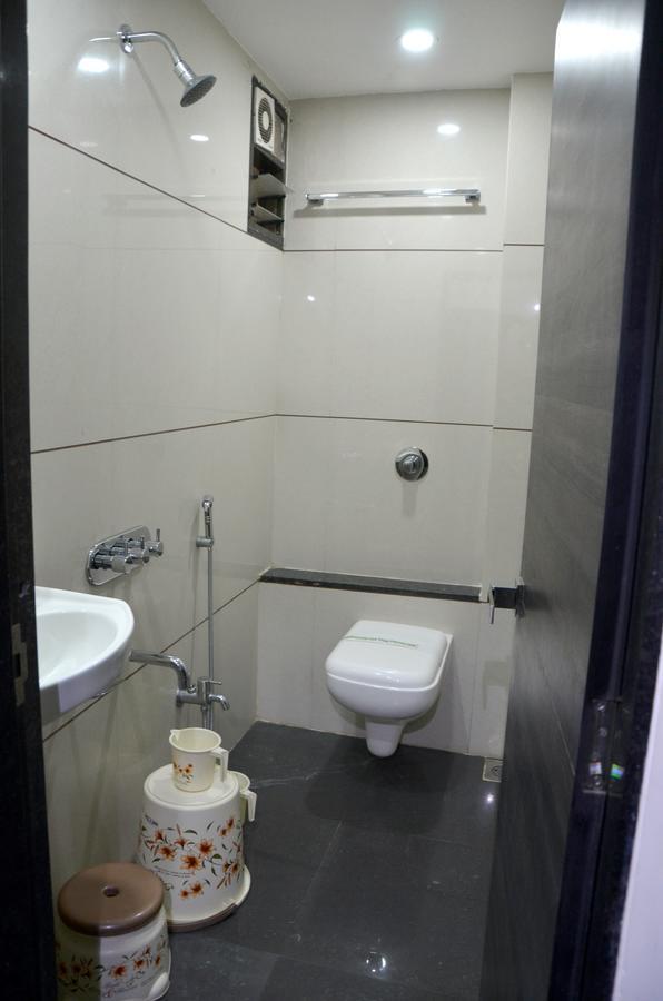 Hotel Janta Inn Surat Exterior photo