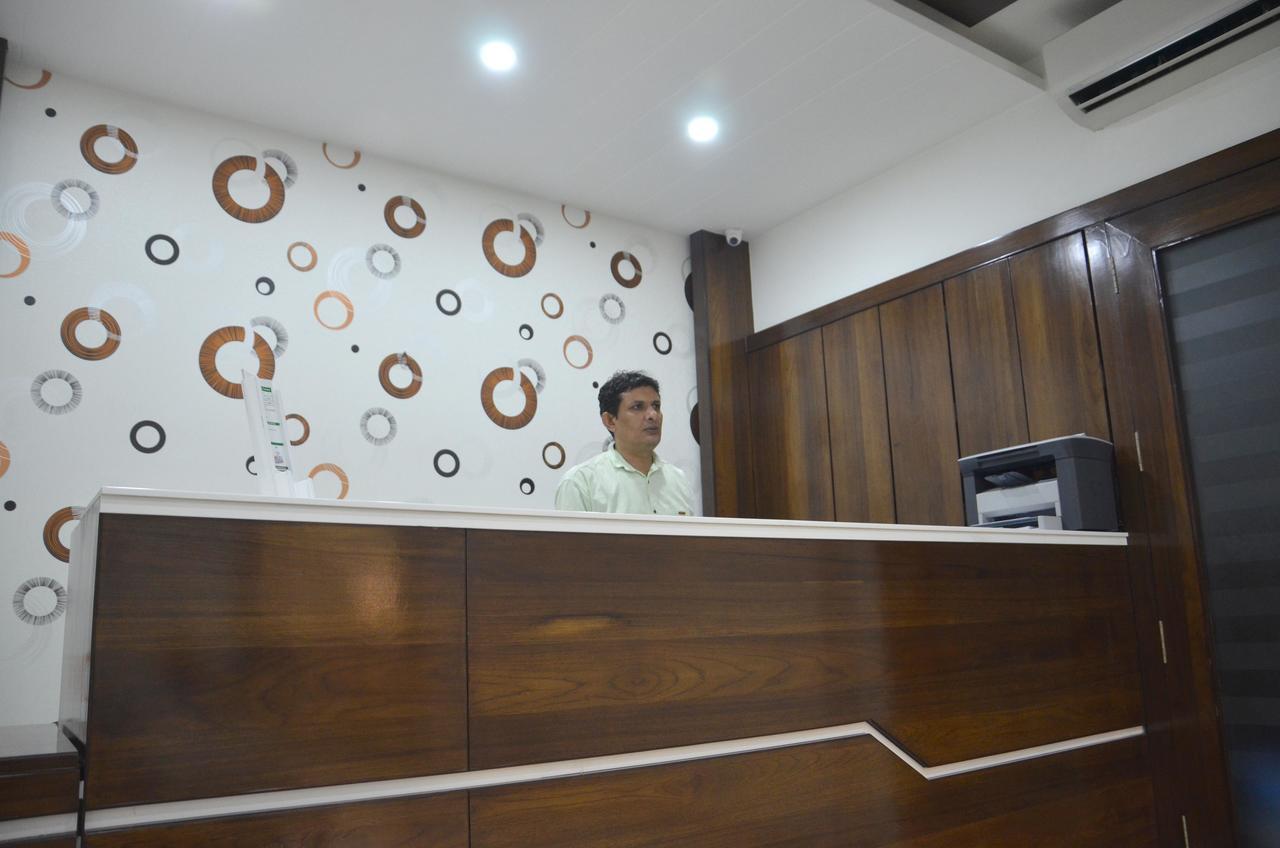 Hotel Janta Inn Surat Exterior photo