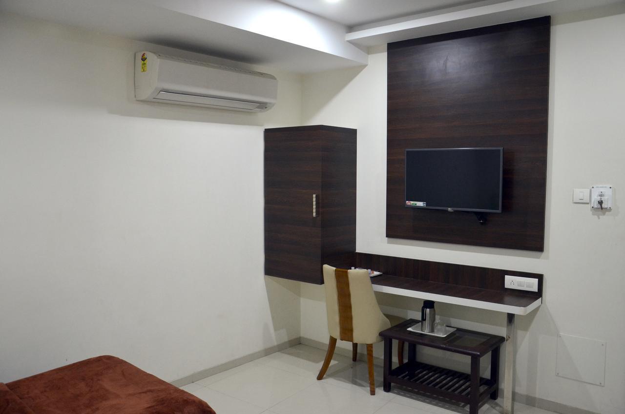 Hotel Janta Inn Surat Exterior photo