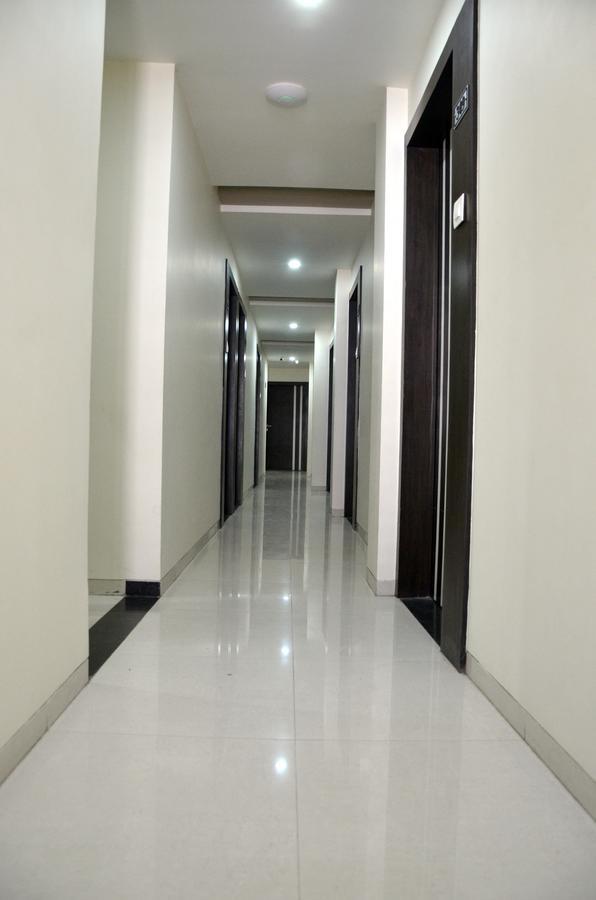 Hotel Janta Inn Surat Exterior photo
